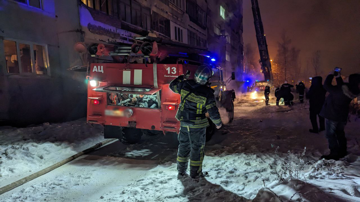 В Сыктывкаре горит многоквартирный жилой дом