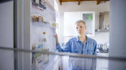 Зачем хранить мокрые газеты в холодильнике: большой секрет наших бабушек