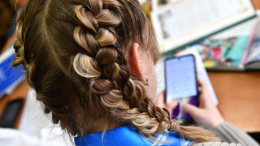Совфед одобрил закон об ограничении использования телефонов в школах