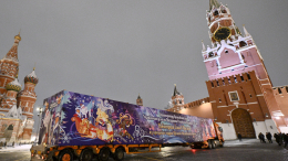 Приходит праздник: главную новогоднюю елку России доставили в Кремль