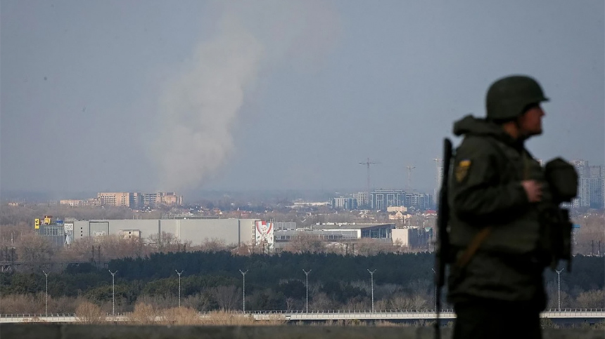 В Киеве заявили о мощном взрыве со стороны аэропорта Жуляны