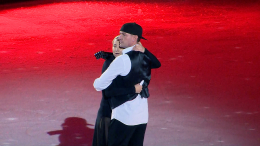 Зал аплодировал стоя: Костомаров исполнил танец на льду вместе с супругой