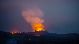 Ад на Земле: на полуострове Рейкьянес начал извергаться вулкан