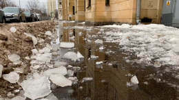 В Петербурге глыба льда упала на коляску с двухлетним ребенком
