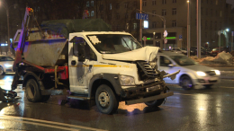 Водитель мусоровоза уснул за рулем и устроил крупное ДТП в Москве