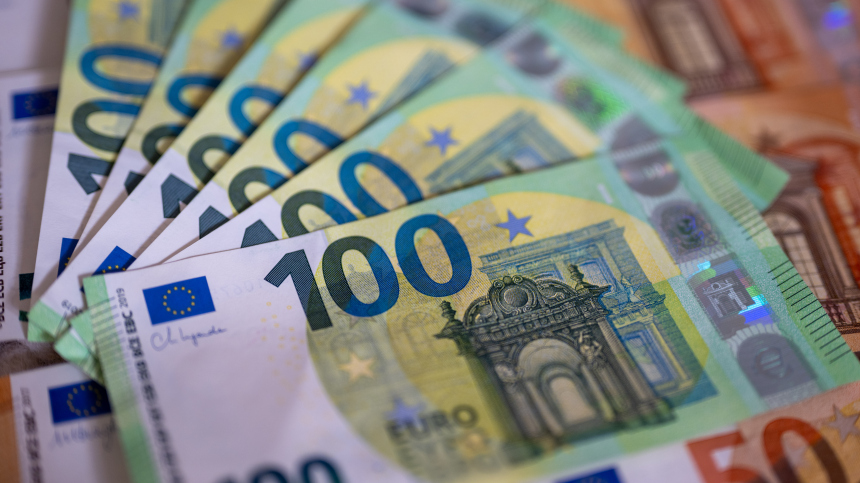 Курс евро в ходе торгов поднялся выше 100 рублей