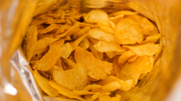 «Объедалась чипсами» — в Великобритании девушка чуть не ослепла из-за ожирения