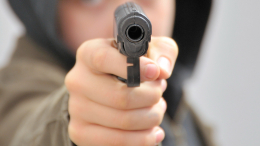 Десятилетний мальчик нашел пистолет матери и выстрелил сестре в лицо