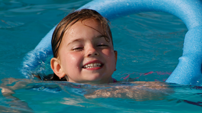 «Это не про усилия»: когда лучше всего учить детей плавать