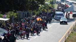 Многотысячный караван из мигрантов двигается из Мексики в сторону США