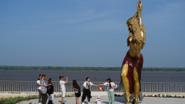 Шестиметровая скульптура в честь Шакиры появилась в ее родном городе