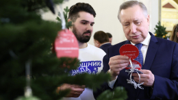Беглов вручил подарки детям в Смольном перед Новым годом