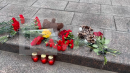 Жители Белгорода несут цветы и игрушки к Вечному огню в центре города