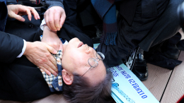 Лидера южнокорейской оппозиции Ли Чжэ Мена ударили ножом в шею