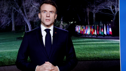 Рядом с «сине-желтой тряпкой ЕС»: Макрона обвинили в оскорблении флага Франции