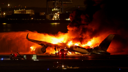 В Токио при посадке загорелся пассажирский самолет: кадры с места