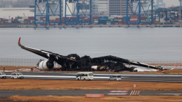 Экипаж сгоревшего в аэропорту Токио самолета получал разрешение на посадку