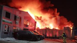 В Невском районе Петербурга горит металлический ангар: видео с места событий