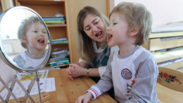 Общаться с легкостью: почему возникает заикание у детей и как его побороть