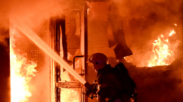 Мощный пожар уничтожил часть склада Wildberries в Петербурге: огненные кадры