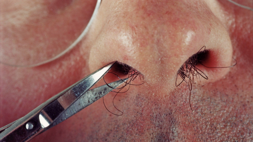 Риск для здоровья и даже для жизни: почему не стоит выдергивать волосы из носа