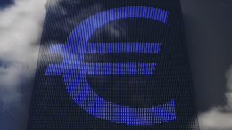 Курс евро упал ниже 96 рублей впервые с конца осени прошлого года