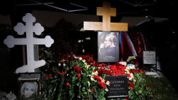 Усыпана цветами: как выглядит могила Юрия Соломина