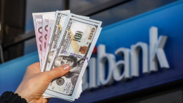 Курс доллара упал до 87,4 рубля впервые с конца июня