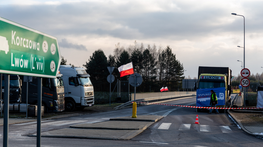 Перевозчики Польши приостановят блокаду на трех погранпереходах с Украиной