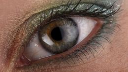 «Необратимые последствия»: чем опасны завирусившиеся в сети капли для изменения цвета глаз