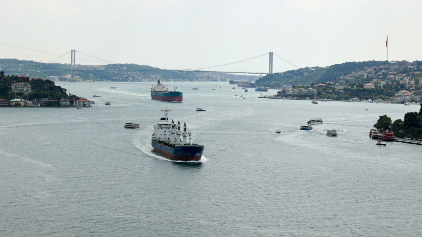 Транзит судов через Босфор приостановили из-за поломки танкера из России