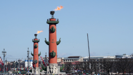Факелы на Ростральных колоннах зажгли в Петербурге в честь 80-летия снятия блокады