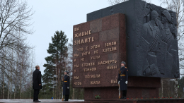 Владимир Путин возложил цветы к монументу «Рубежный камень» на Невском пятачке