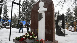 Навсегда в памяти: в Москве открыли памятник актеру Василию Лановому
