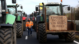 Протестующие фермеры в Париже намерены перекрыть все поставки в город