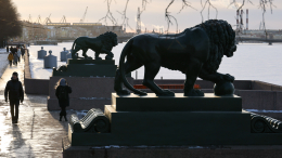 Непривычно пусто: куда пропали знаменитые львы у Дворцового моста в Петербурге