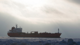 Во льдах Охотского моря застрял российский танкер