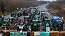 Протестующие фермеры заблокировали въезд в Париж грузовикам с продуктами