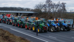 Тракторный бунт: протестующие фермеры продолжают осаду Парижа