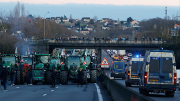 Прилавки магазинов во Франции опустели на фоне фермерской блокады