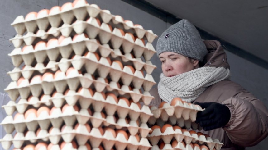 Не в магазины? Куда в России направили импортные яйца