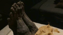 «Знак черной магии»: возле мумии, с которой россиянка спала три года, нашли зловещий символ
