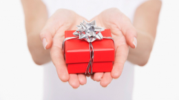 Слишком дорогие подарки: стоит ли брать кредит перед 23 февраля и 8 марта