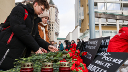 «Не простим»: в РФ появляются стихийные мемориалы в память о жертвах обстрела ВСУ в Лисичанске