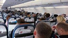 Авиакомпаниям хотят запретить рассаживать семьи в самолетах