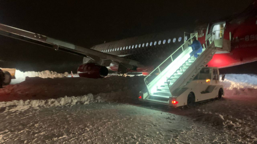 Самолет с тренерами по фигурному катанию выкатился за пределы ВПП в Саранске