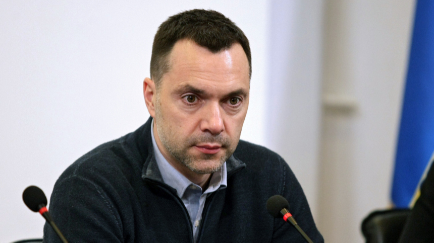 Суд заочно арестовал экс-советника офиса президента Украины Арестовича*