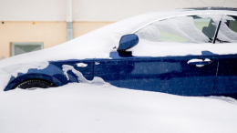 Хитрости автомобилиста: как быстро очистить машину от снега и льда