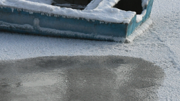 У берегов Камчатки во льдах застряли две лодки с людьми