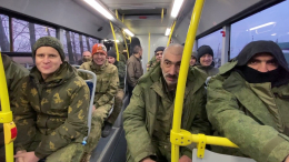 Опубликованы кадры возвращения 100 российских бойцов из плена